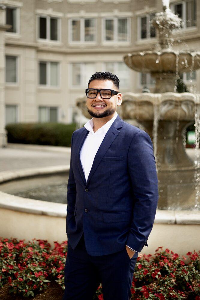 Israel Roble, agente de bienes raíces en Maryland, atendiendo en español